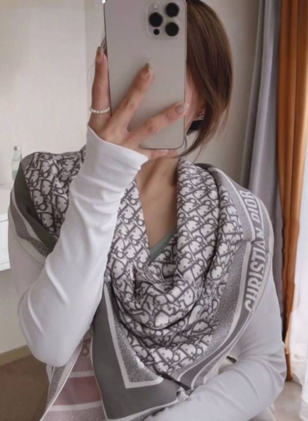 日本DIOR Diortwin 90 雙面撞色時尚絲巾 日本DIOR Diortwin 90 雙面撞色時尚絲巾