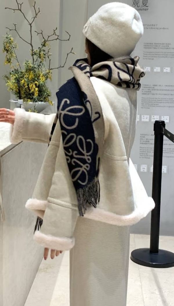 斷貨款 LOEWE雙面塗鴉羊毛圍巾(售價已折) 斷貨款 LOEWE雙面塗鴉羊毛圍巾