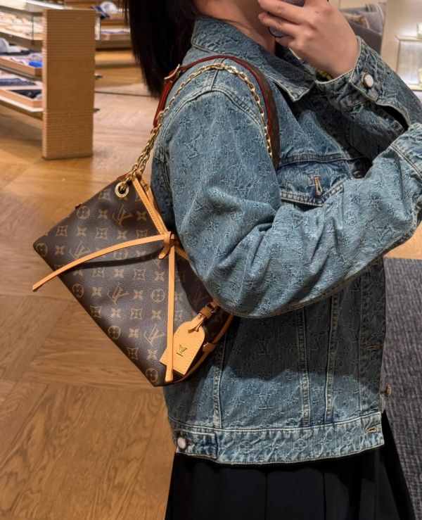 日本LV CARRYALL BB M13014金鏈條斜背包 日本LV CARRYALL BB M13014金鏈條斜背包