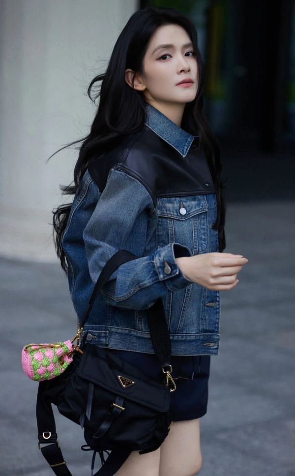 日本PRADA 普拉達 新款郵差黑色包 日本PRADA 普拉達 新款郵差黑色包