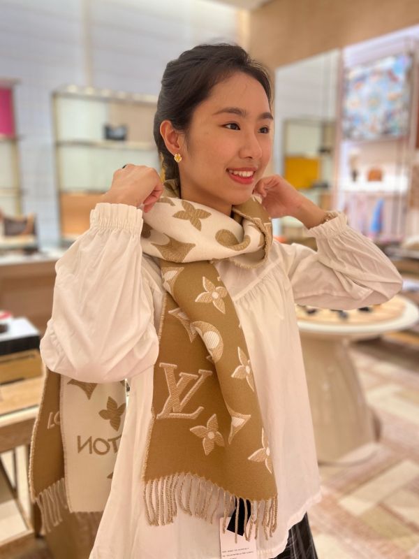 日本 LV  M78159 Essential Shine 圍巾 羊毛混紡金屬絲 日本 LV  M78159 Essential Shine 圍巾 羊毛混紡金屬絲