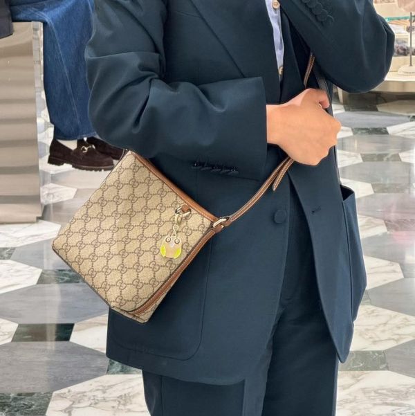 日本 Gucci GG Emblem經典老花 斜挎小水桶包 日本 Gucci GG Emblem經典老花 斜挎小水桶包