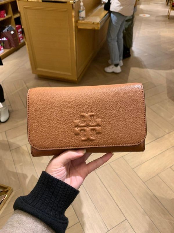 TORY BURCH Thea荔枝皮革附拉鍊袋皮夾式斜背包WOC TORY BURCH Thea荔枝皮革附拉鍊袋皮夾式斜背包WOC