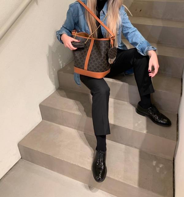 CELINE Triomphe凱旋門老花Bucket桶包小款(售價已折) CELINE  Triomphe凱旋門老花Bucket桶包(小號)