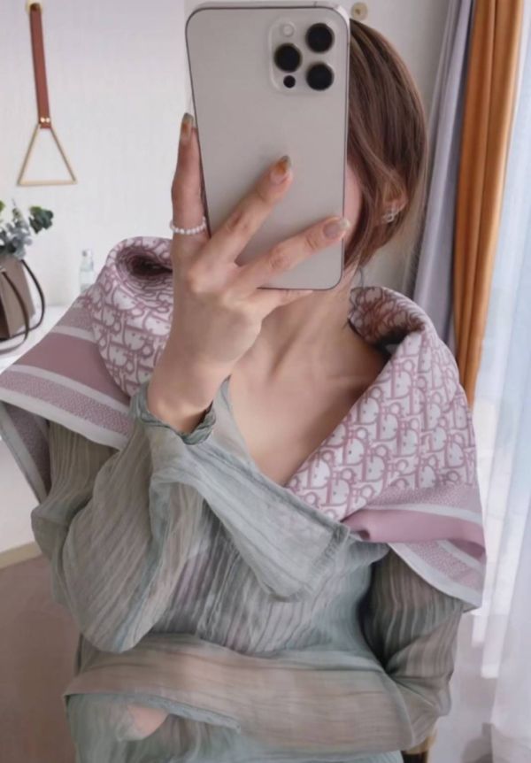 日本DIOR Diortwin 90 雙面撞色時尚絲巾 日本DIOR Diortwin 90 雙面撞色時尚絲巾