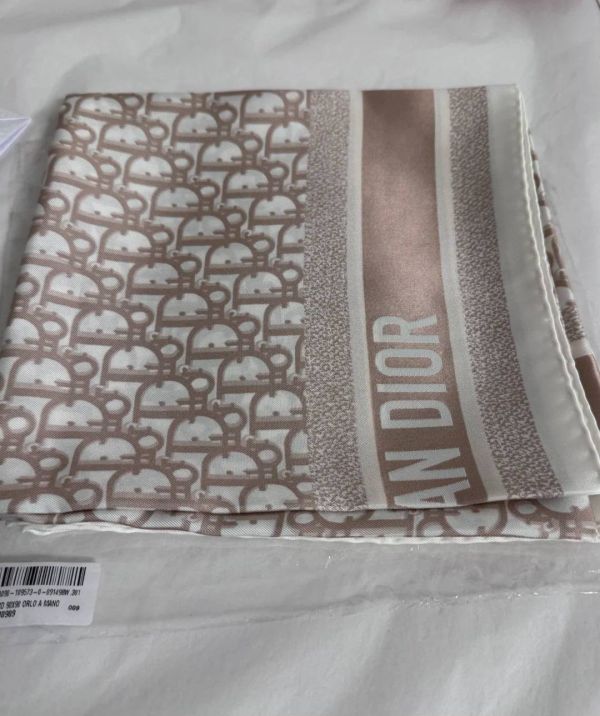日本DIOR Diortwin 90 雙面撞色時尚絲巾 日本DIOR Diortwin 90 雙面撞色時尚絲巾