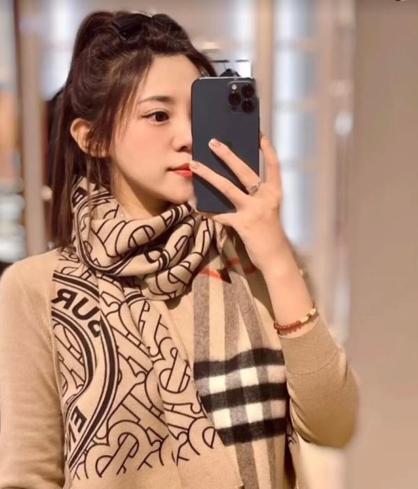 BURBERRY 100% cashmere雙面圍巾批肩(售價已折) BURBERRY 100% cashmere雙面圍巾批肩