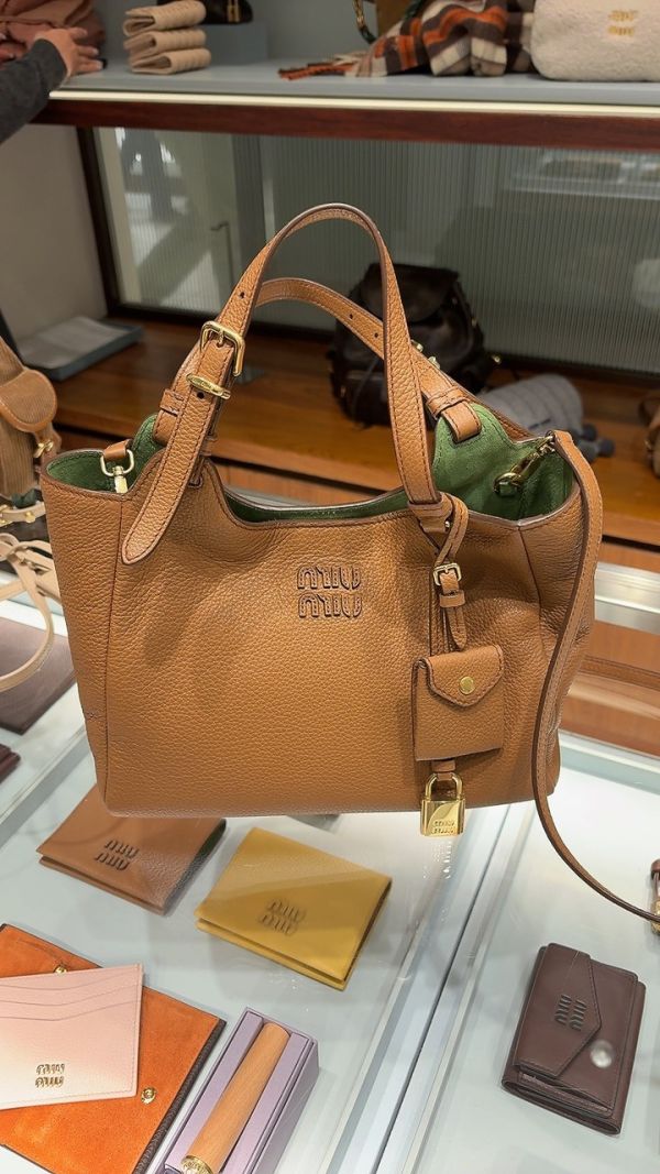 日本 MIUMIU 附鎖吊飾全皮托特包 日本 MIUMIU 附鎖吊飾全皮托特包