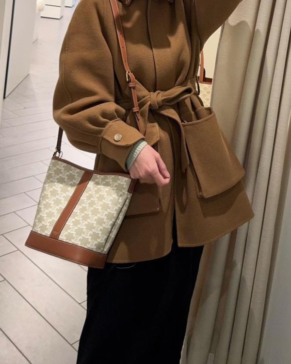 CELINE TRIOMPHE 帆布牛皮飾邊水桶包(售價已折) CELINE TRIOMPHE 帆布牛皮飾邊水桶包