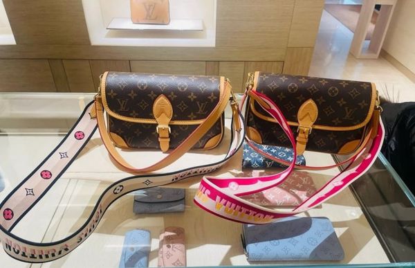 LOUIS VUITTON LV M46049  DIANE肩背包 LOUIS VUITTON LV M46049  DIANE肩背包