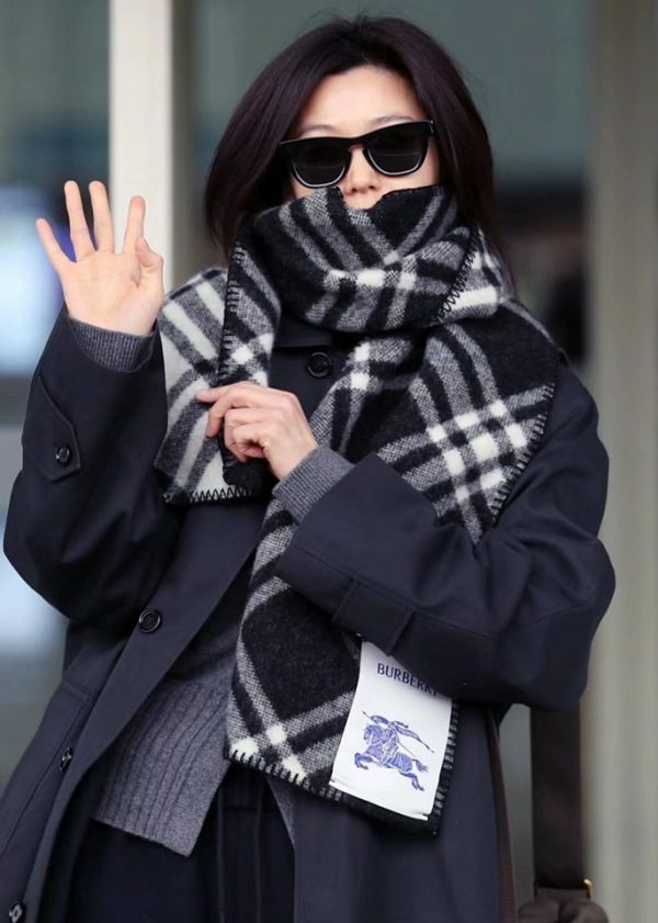 特價BURBERRY 格紋羊絨戰馬圍巾(售價已折) 日本代購,BURBERRY,圍巾