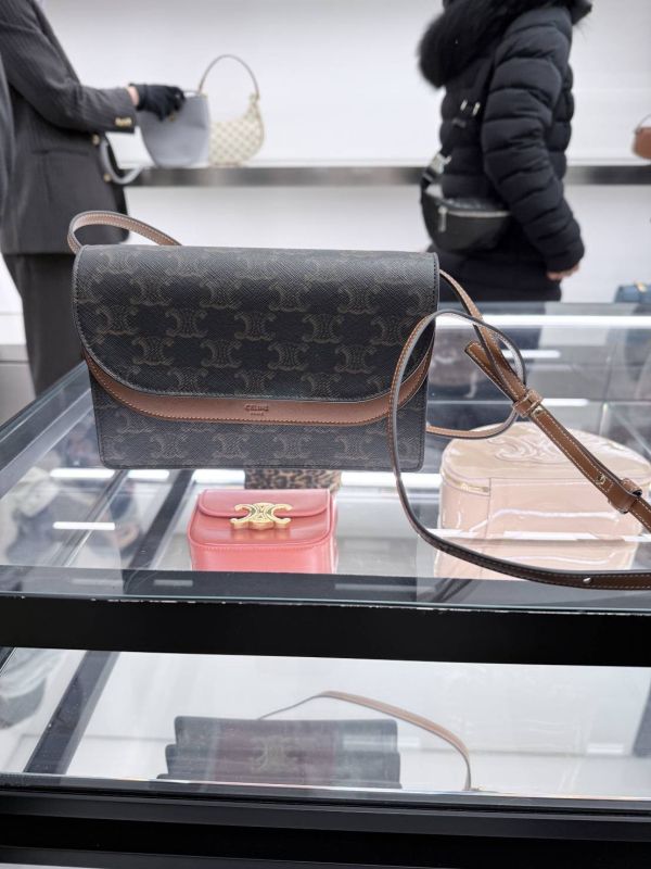 現貨CELINE TRIOMPHE CANVAS AND SMOOTH LAMBSKIN 帆布及平滑羊皮STRAP銀包(售價已折) CELINE TRIOMPHE CANVAS AND SMOOTH LAMBSKIN 帆布及平滑羊皮STRAP銀包