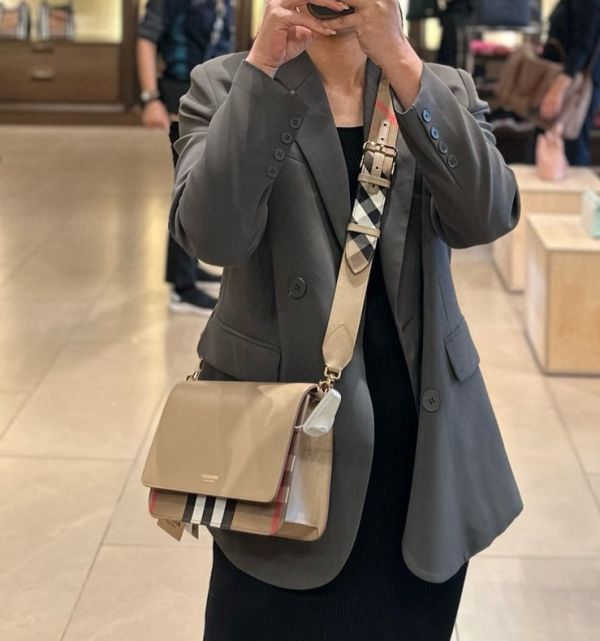 日本 BURBERRY 經典格紋翻蓋肩背包 日本 BURBERRY 經典格紋翻蓋肩背包