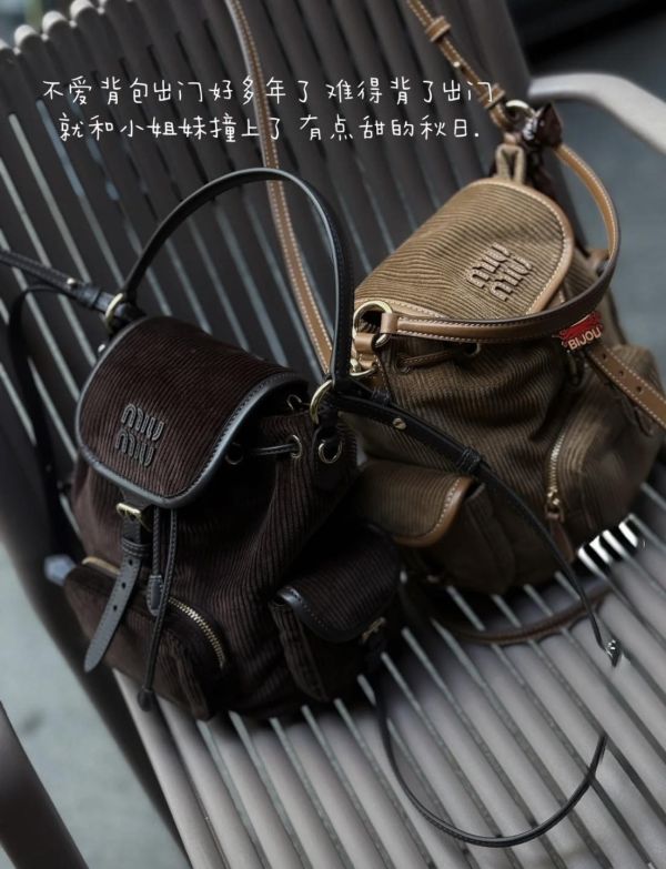 日本  MIU MIU 25FW秋冬最新 秀場款燈芯絨後背包 日本  MIU MIU 25FW秋冬最新 秀場款燈芯絨後背包