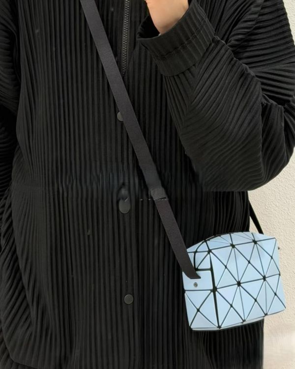 現貨日本三宅一生 BAOBAO CUBOID邱比特斜背包 現貨日本三宅一生 BAOBAO CUBOID邱比特斜背包