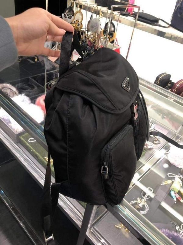 現貨Prada outlet 經典三角鐵牌Logo尼龍雙口袋後背包(售價已折) Prada outlet經典三角鐵牌Logo尼龍雙口袋後背包