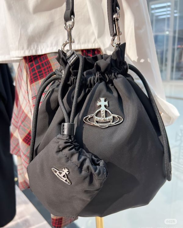 現貨Vivienne Westwood 西太后土星logo抽繩單肩尼龍包(售價已折) 日本Vivienne Westwood 西太后土星logo抽繩單肩尼龍包