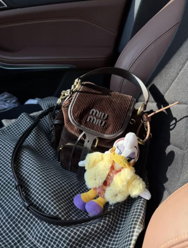 日本  MIU MIU 25FW秋冬最新 秀場款燈芯絨後背包 日本  MIU MIU 25FW秋冬最新 秀場款燈芯絨後背包