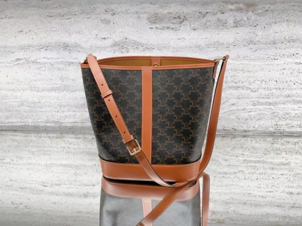 CELINE Triomphe凱旋門老花Bucket桶包小款(售價已折) CELINE  Triomphe凱旋門老花Bucket桶包(小號)