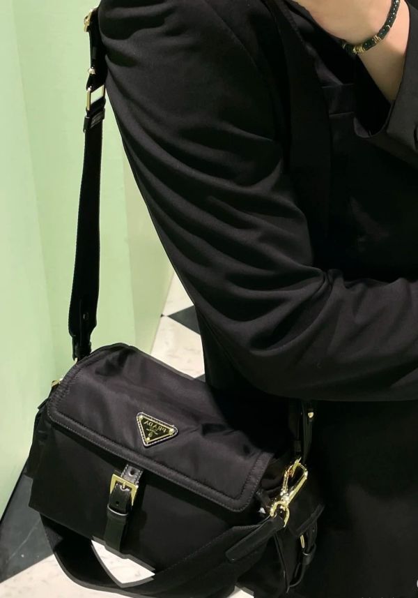 日本PRADA 普拉達 新款郵差包 日本PRADA 普拉達 新款郵差包