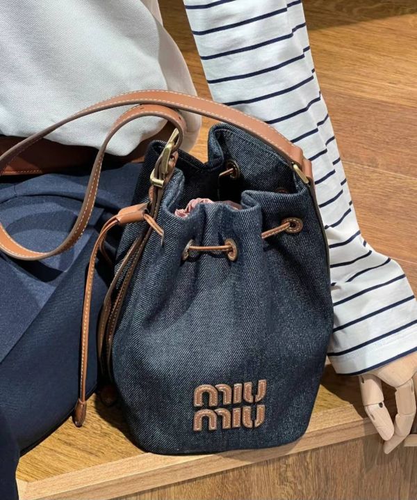 Miu Miu 丹寧牛仔配皮水桶包 Miu Miu 丹寧牛仔配皮水桶包