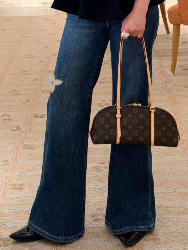 日本 LOUIS VUITTON LV M28953 Squire East West 肩背包 日本 LOUIS VUITTON LV M28953 Squire East West 肩背包