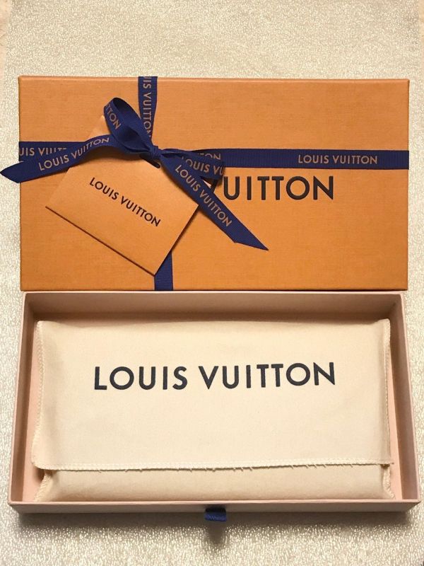 日本 LOUIS VUITTON LV M82256 SARAH 經典Monogram壓紋牛皮釦式信封長夾 日本 LOUIS VUITTON LV M82256 SARAH 經典Monogram壓紋牛皮釦式信封長夾