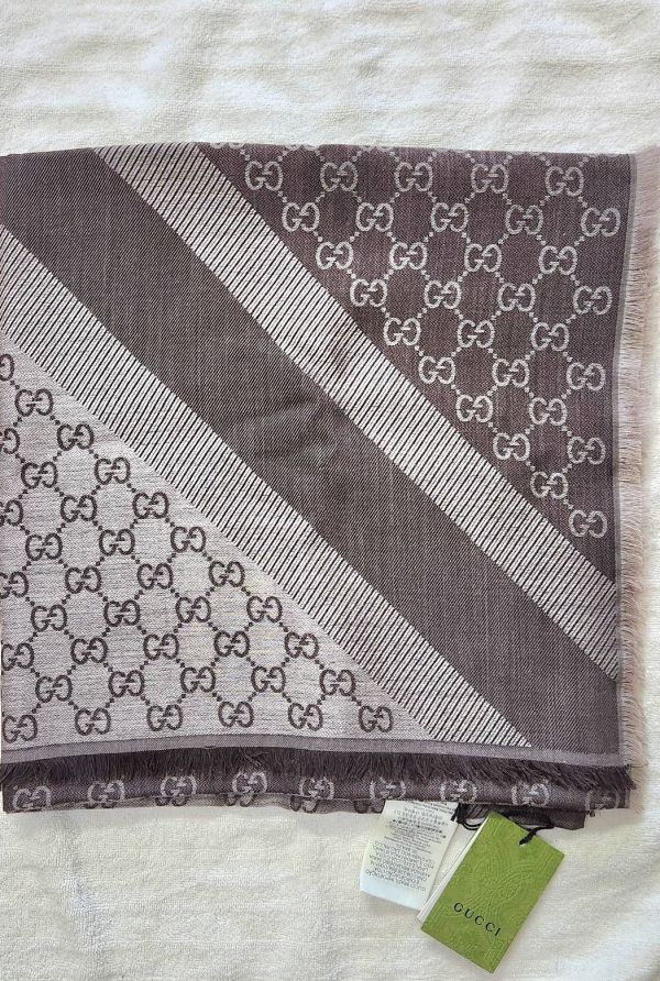 GUCCI 經典GG緹花雙色羊毛混絲大方巾/圍巾140x140深咖(售價已折) GUCCI 經典GG緹花雙色羊毛混絲大方巾/圍巾140x140