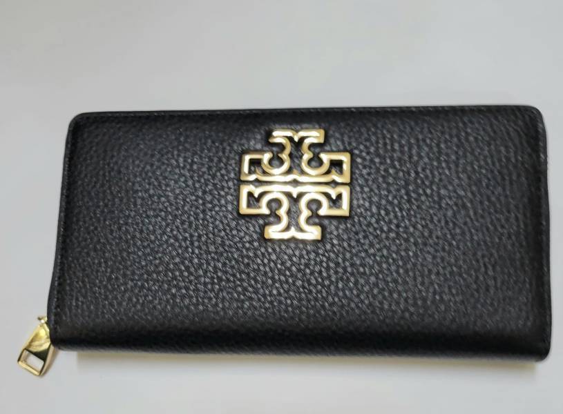 TORY BURCH KIRA雙T金屬大LOGO荔枝皮ㄇ型拉鍊長夾-黑色 TORY BURCH KIRA雙T金屬大LOGO荔枝皮革拉鍊長夾