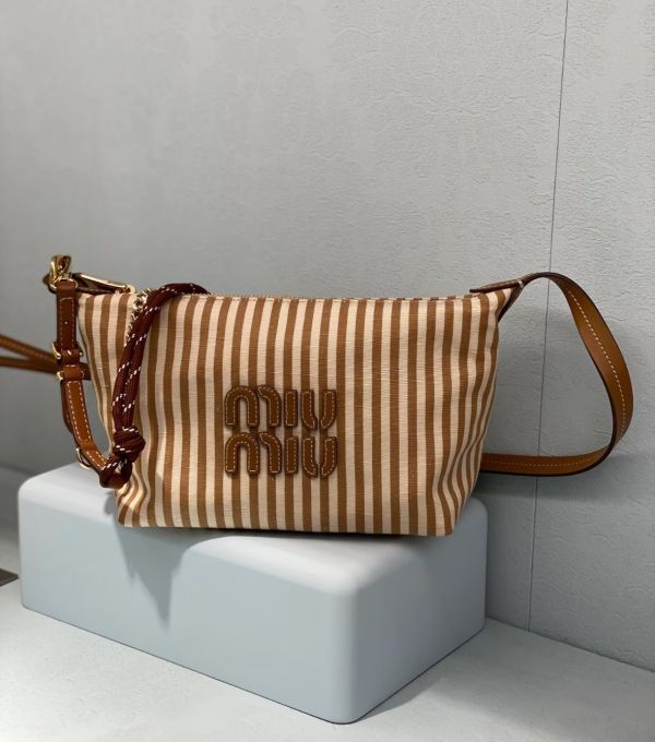 日本 miumiu 條紋肩背腋下包 日本 miumiu 條紋肩背腋下包