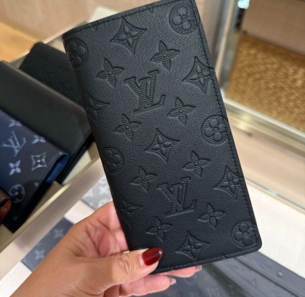 日本 LOUIS VUITTON 路易威登 M62900 Brazza 小牛皮烙印LOGO對開長夾.黑 日本 LOUIS VUITTON 路易威登 M62900 Brazza 小牛皮烙印LOGO對開長夾.黑