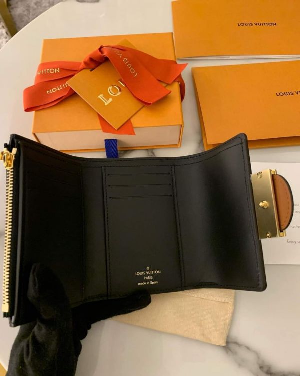 LOUIS VUITTON LV M68725  DAUPHINE 3折短夾 LOUIS VUITTON LV M68725 VICTORINE 3折迷你錢包