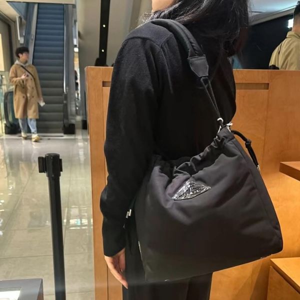 日本Vivienne Westwood Hilary 水桶肩包 日本Vivienne Westwood Hilary 水桶肩包