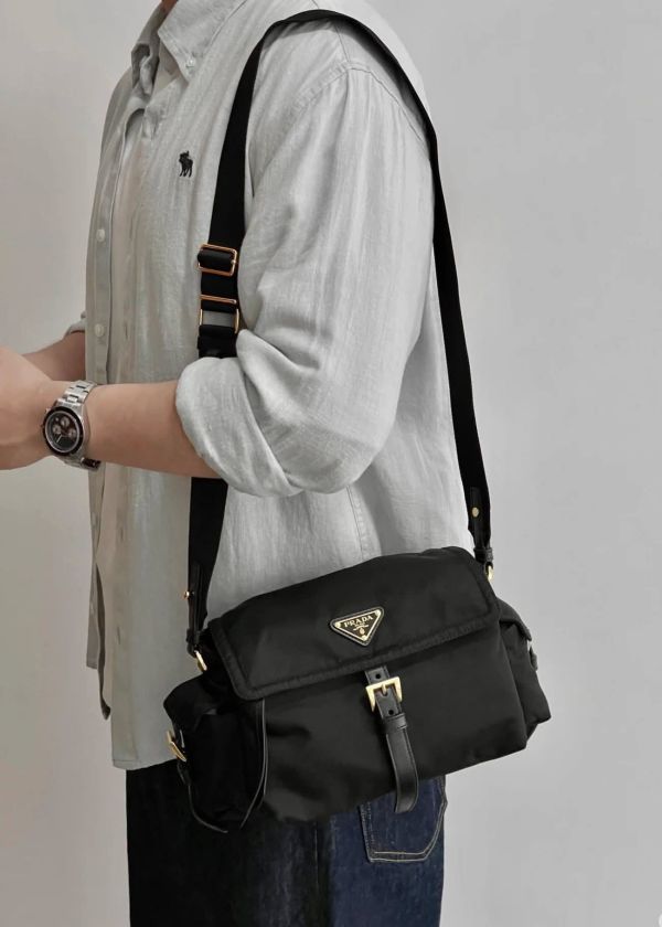 日本PRADA 普拉達 新款郵差包 日本PRADA 普拉達 新款郵差包