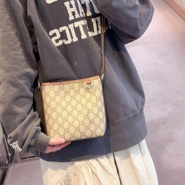 日本 Gucci GG Emblem經典老花 斜挎小水桶包 日本 Gucci GG Emblem經典老花 斜挎小水桶包