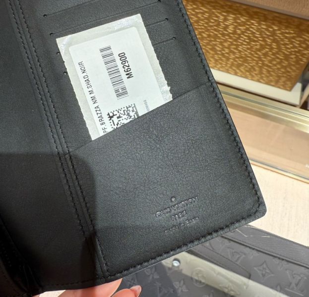 日本 LOUIS VUITTON 路易威登 M62900 Brazza 小牛皮烙印LOGO對開長夾.黑 日本 LOUIS VUITTON 路易威登 M62900 Brazza 小牛皮烙印LOGO對開長夾.黑