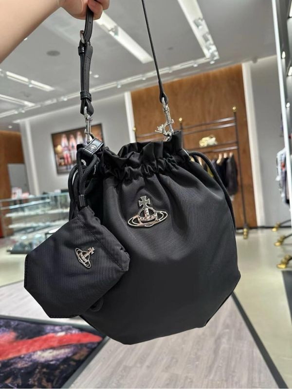 日本Vivienne Westwood 西太后土星logo抽繩單肩尼龍包 日本Vivienne Westwood 西太后土星logo抽繩單肩尼龍包