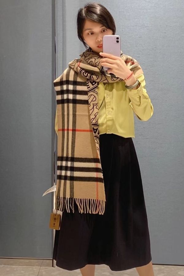 BURBERRY 100% cashmere雙面圍巾批肩(售價已折) BURBERRY 100% cashmere雙面圍巾批肩