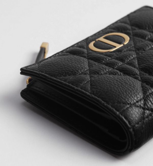 DIOR Caro Dahlia 籐格紋小牛皮對折短夾 DIOR Caro Dahlia 籐格紋小牛皮對折短夾