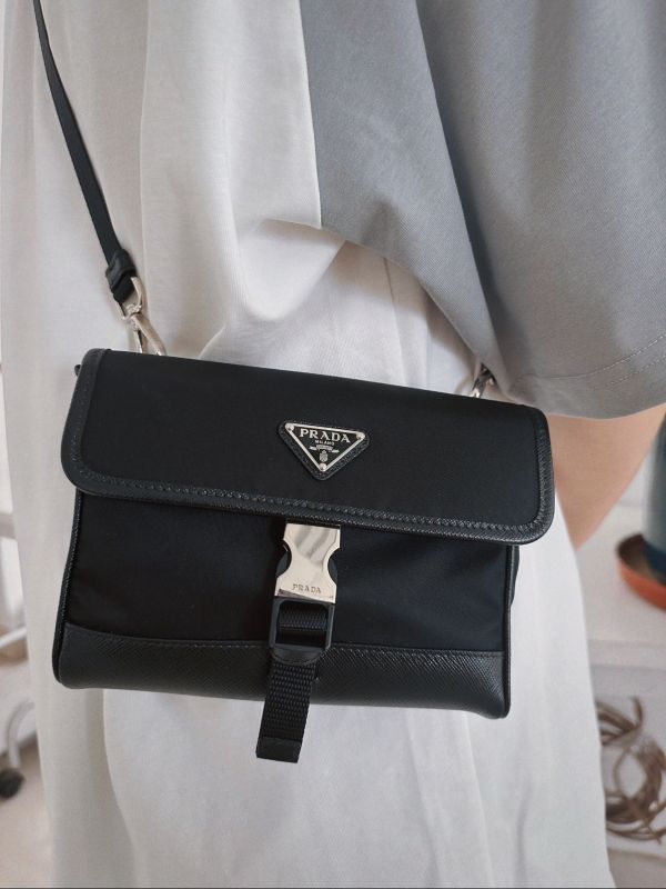 日本 Prada 尼龍迷你郵差包/手機包/小跨包/腰包 日本 Prada 尼龍迷你郵差包/手機包/小跨包/腰包