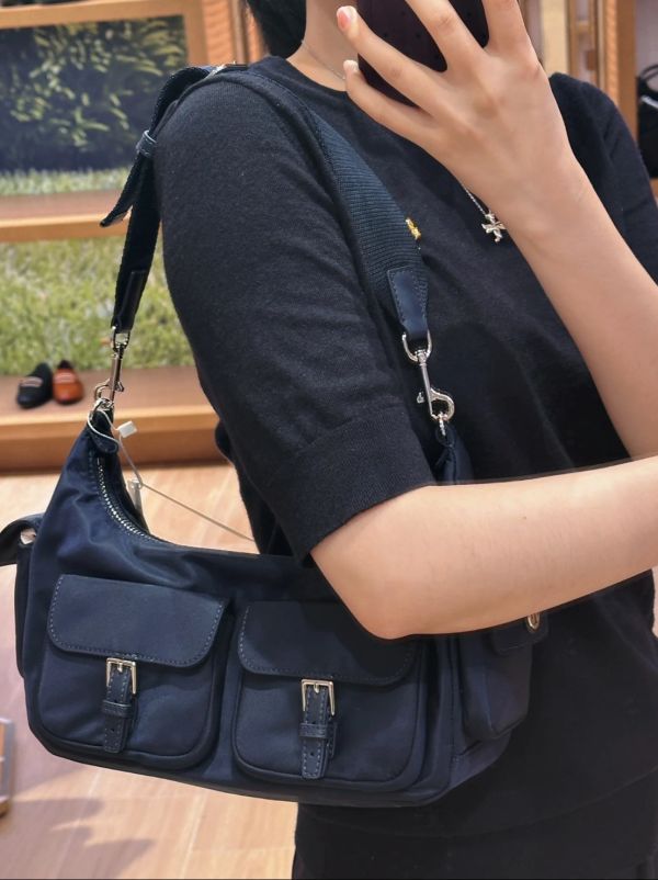 Tory Burch 尼龍側邊口袋款單肩包/半月包 附兩條背帶 日本 Tory Burch 尼龍側邊口袋款單肩包/半月包 附兩條背帶