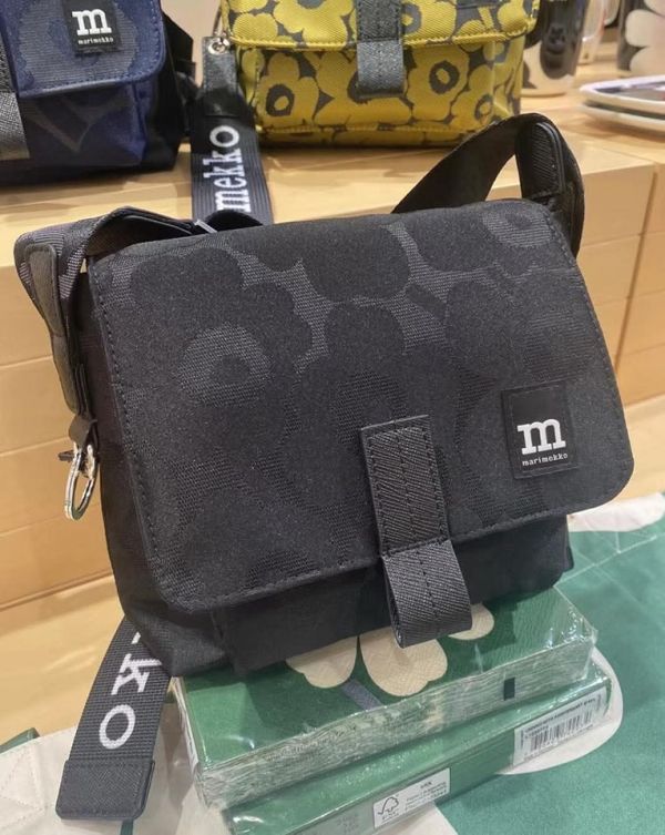 日本 marimekko Unikko 系列尼龍小郵差包(售價已折) 日本 marimekko Unikko 系列尼龍小郵差包