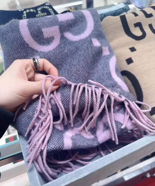 GUCCI 大GG流蘇雙面提花圍巾(售價已折) GUCCI 大GG流蘇雙面提花圍巾