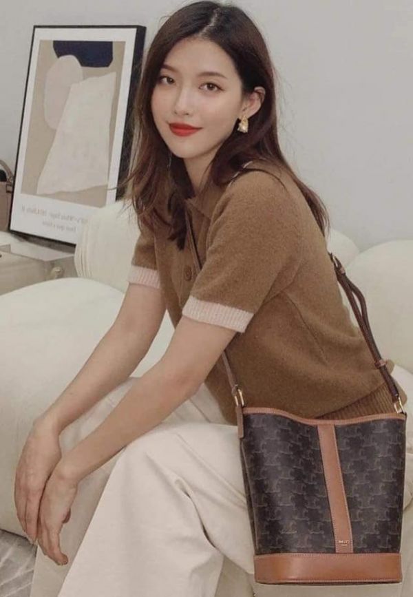 CELINE Triomphe凱旋門老花Bucket桶包小款(售價已折) CELINE  Triomphe凱旋門老花Bucket桶包(小號)