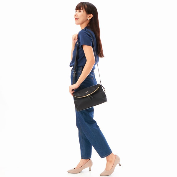 日本agnes b防潑水尼龍掀蓋斜背包附可拆牛皮小包 日本 agnes b.防潑水尼龍掀蓋斜背包附可拆牛皮小包