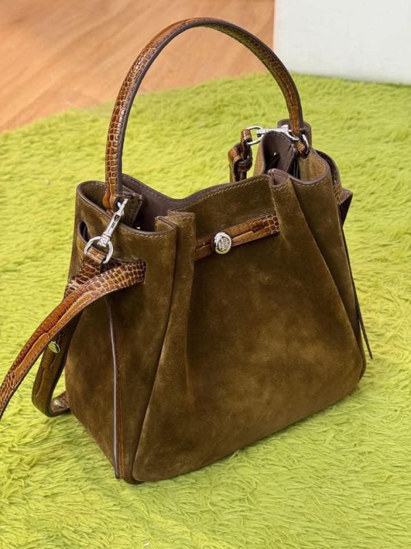 Tory Burch Romy麂皮水桶包(售價已折) Tory Burch Romy麂皮水桶包