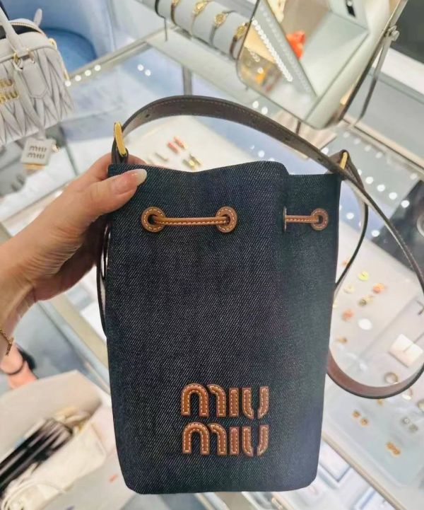 Miu Miu 丹寧牛仔配皮水桶包 Miu Miu 丹寧牛仔配皮水桶包