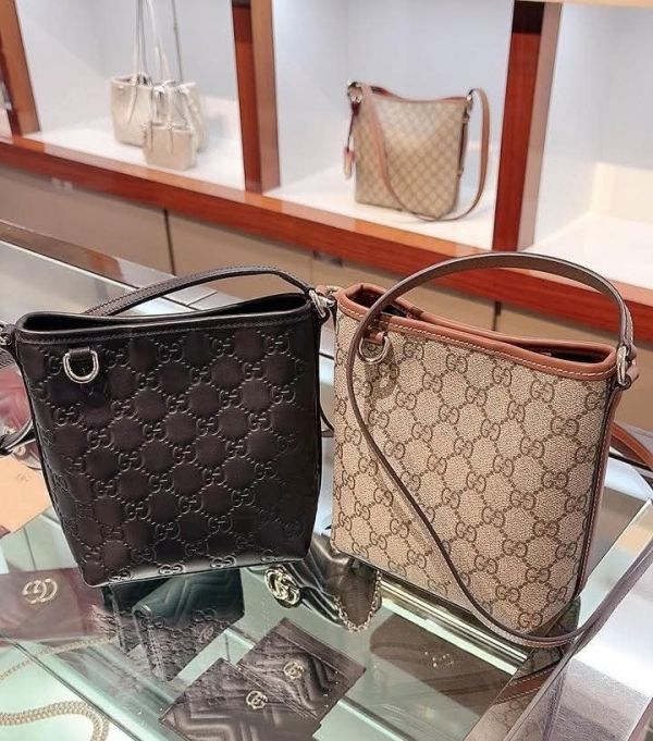 日本 Gucci GG Emblem經典老花 斜挎小水桶包 日本 Gucci GG Emblem經典老花 斜挎小水桶包