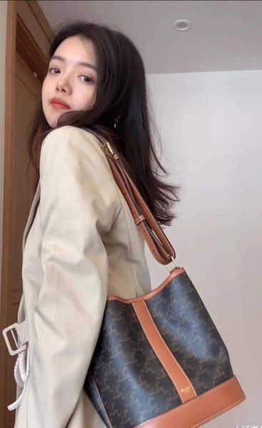 CELINE Triomphe凱旋門老花Bucket桶包小款(售價已折) CELINE  Triomphe凱旋門老花Bucket桶包(小號)
