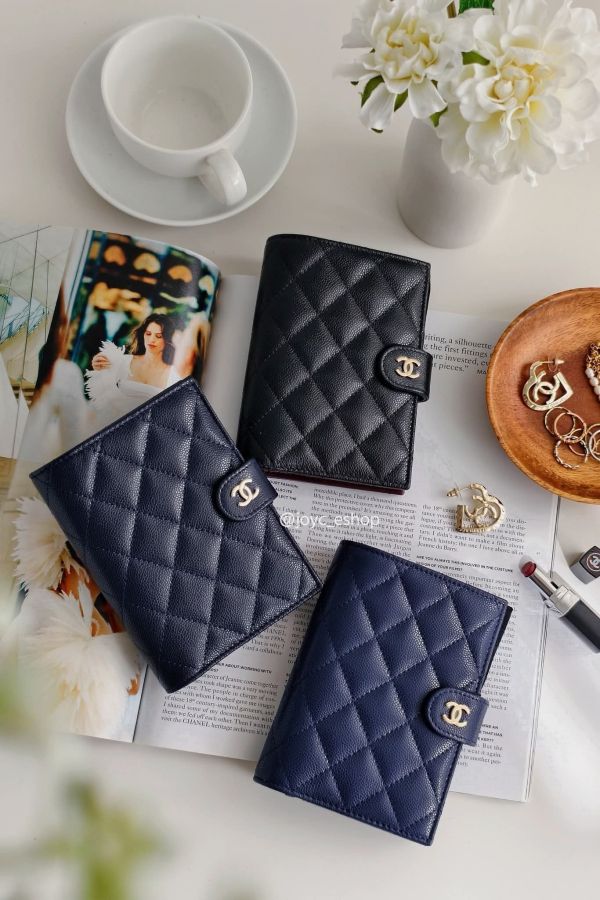 日本 CHANEL 香奈兒 經典雙C LOGO菱格粒紋牛皮多夾層護照夾 日本 CHANEL 香奈兒 經典雙C LOGO菱格粒紋牛皮多夾層護照夾